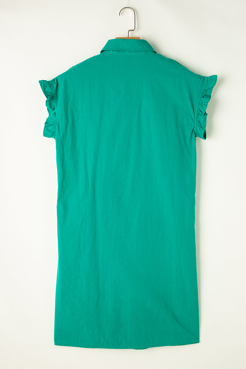 Vestido camisero con botones y mangas fruncidas con volantes de color verde brillante