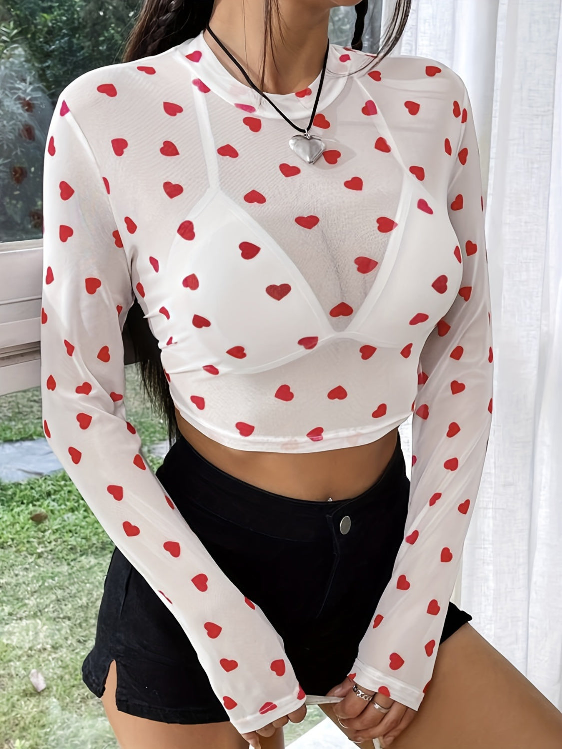 Blusa transparente de manga larga con cuello redondo y corazón