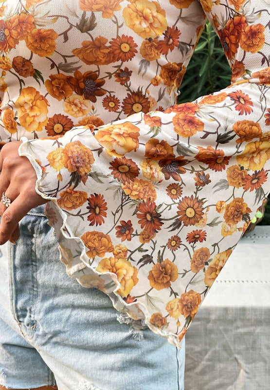 Blusa estampada con cuello alto y mangas acampanadas