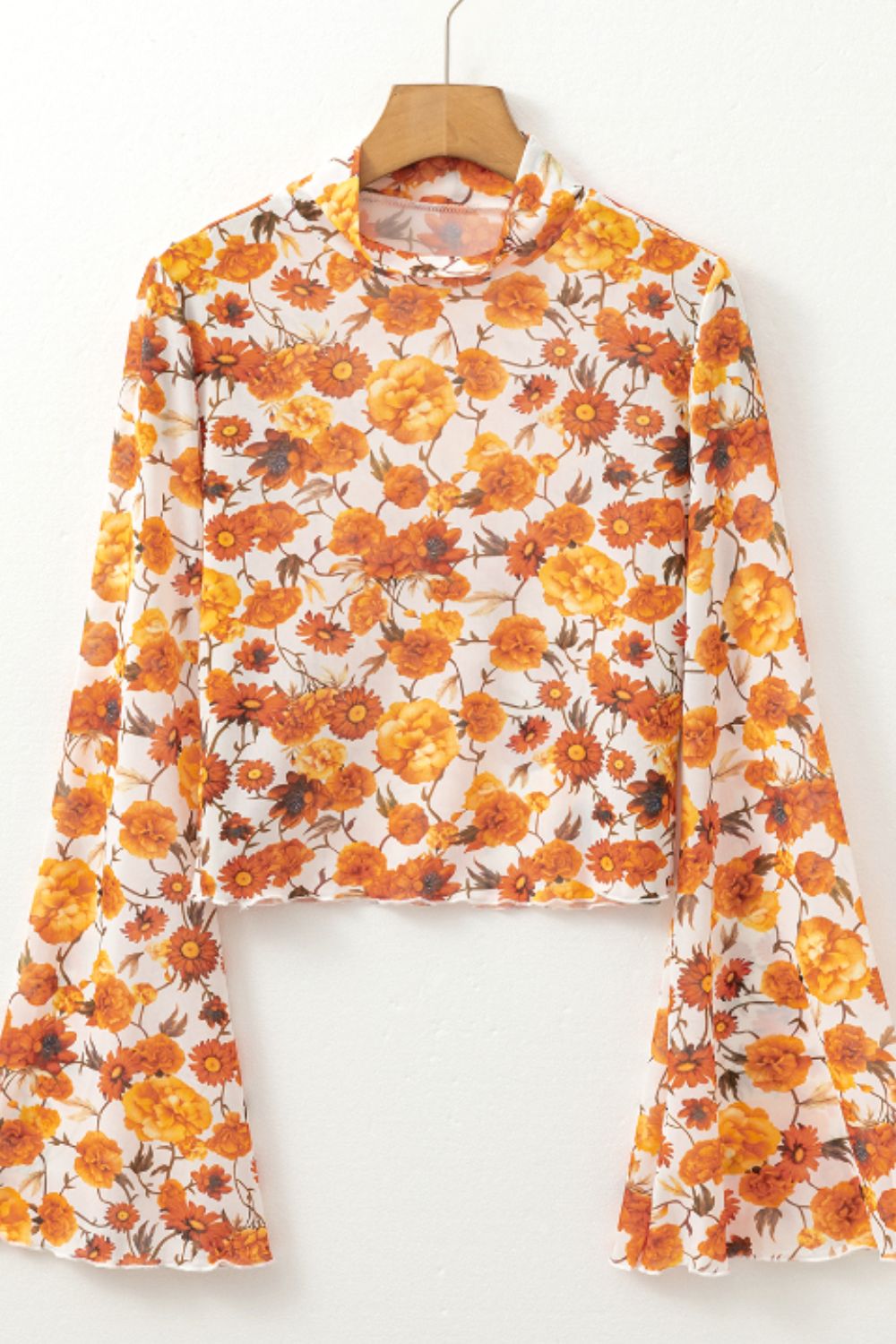 Blusa estampada con cuello alto y mangas acampanadas