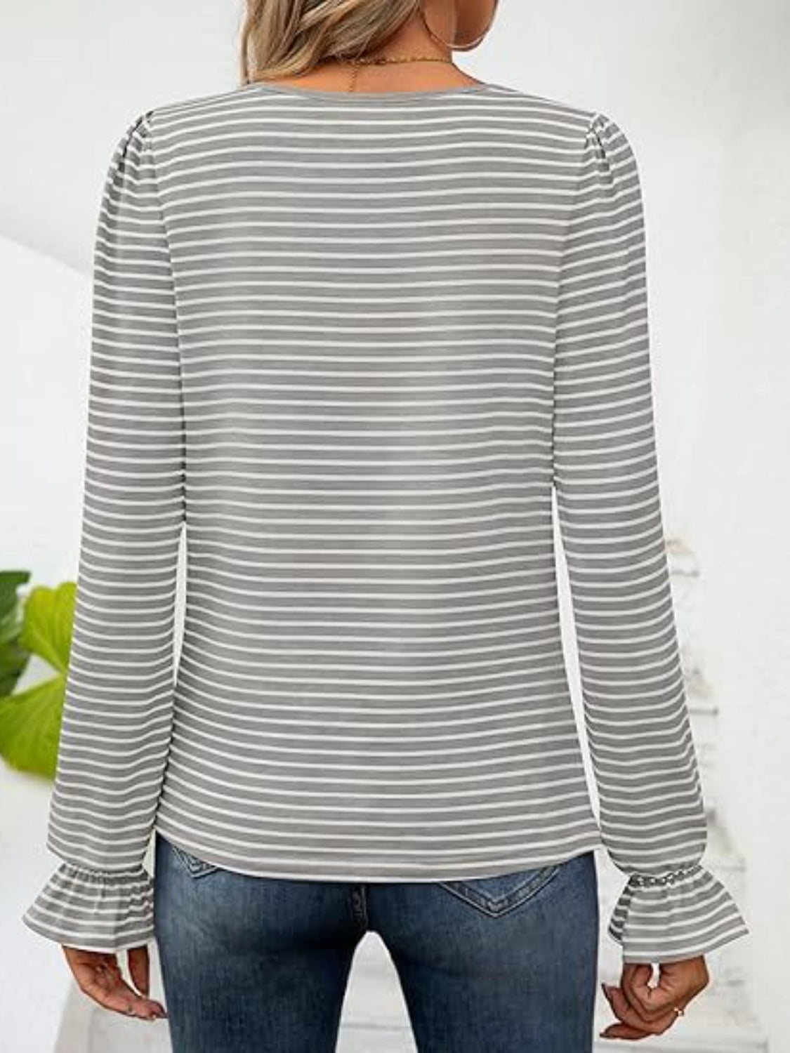 Blusa de rayas con escote cuadrado y mangas con volantes