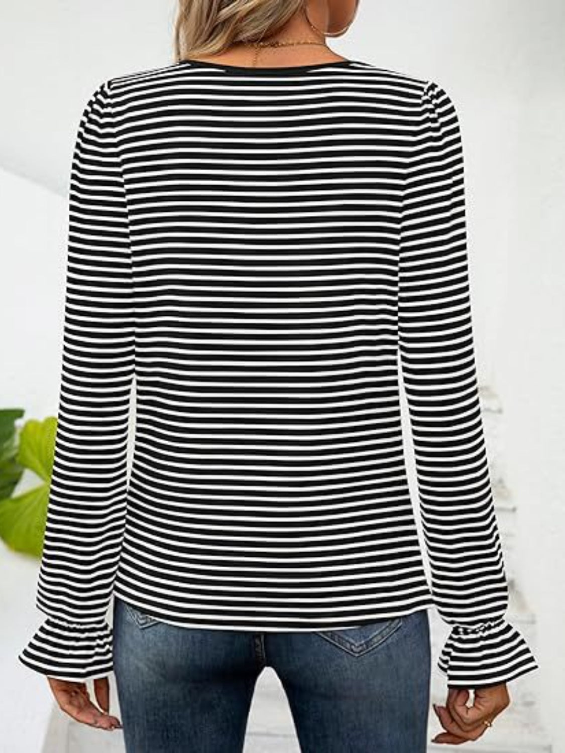 Blusa de rayas con escote cuadrado y mangas con volantes