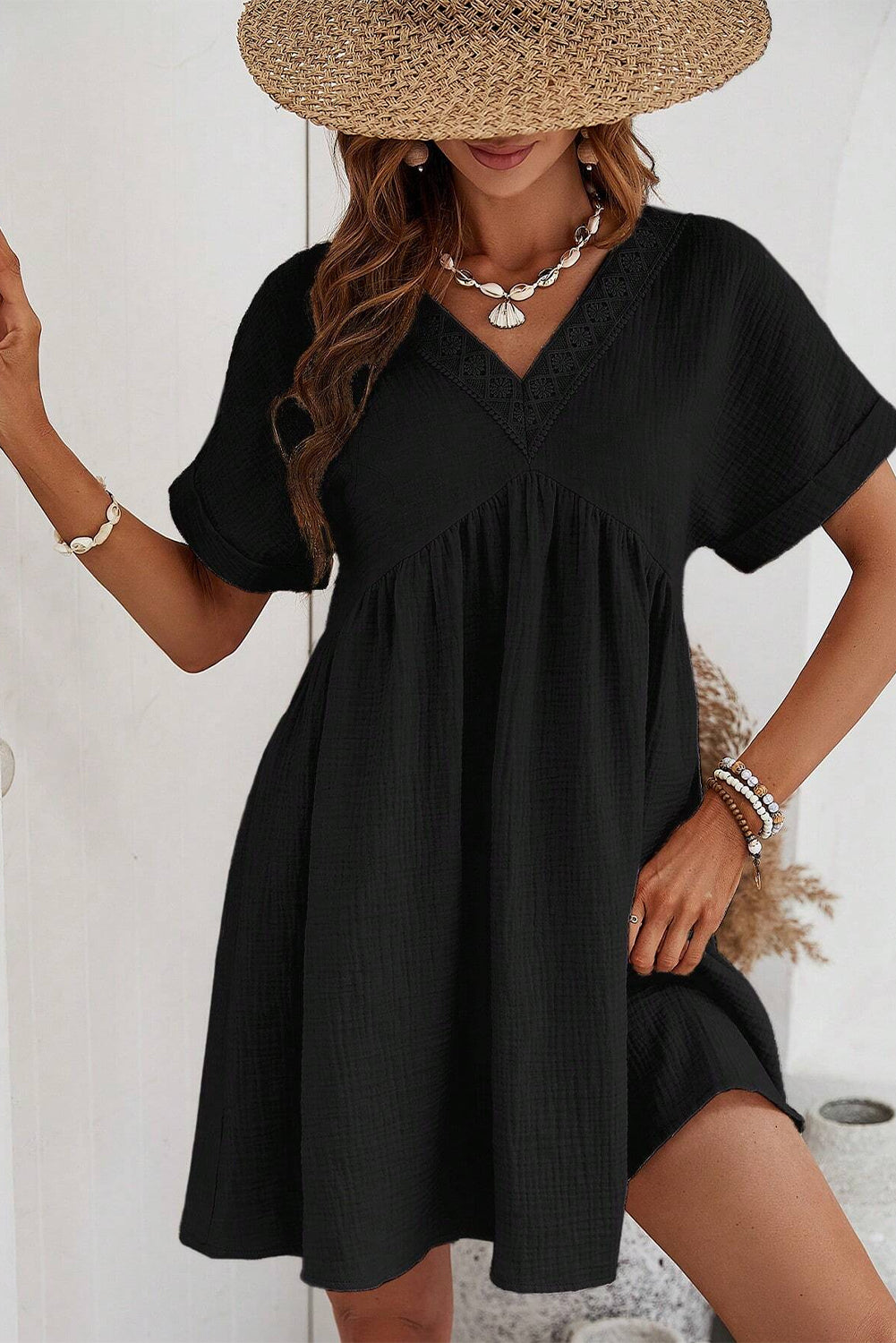 Vestido corto de encaje con escote en V y mangas cortas, color negro