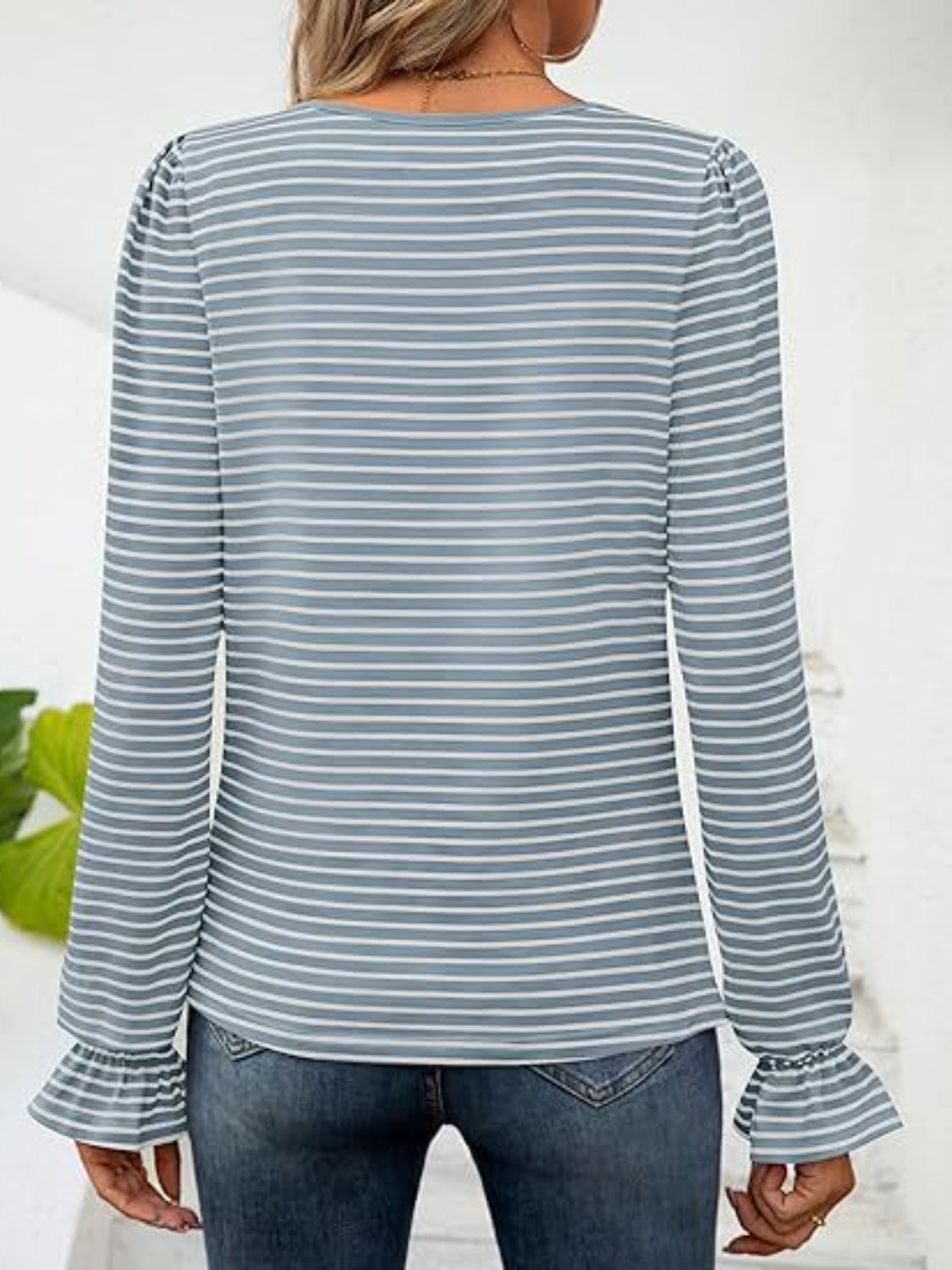 Blusa de rayas con escote cuadrado y mangas con volantes