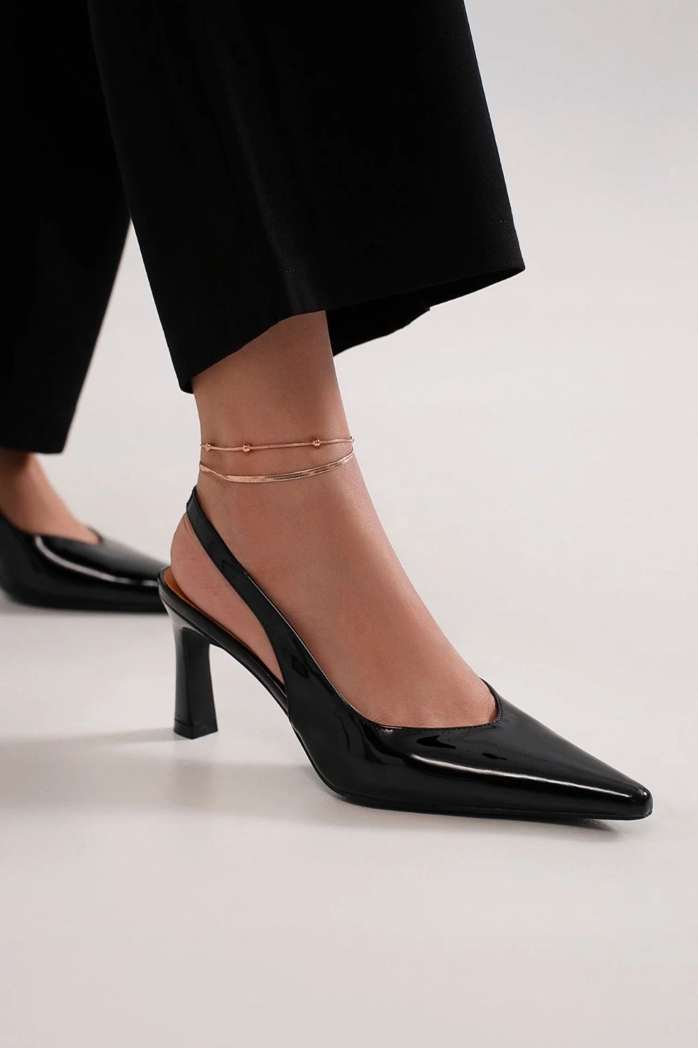 Zapatos de salón con tira trasera y punta en punta de piel sintética de Beast Fashion