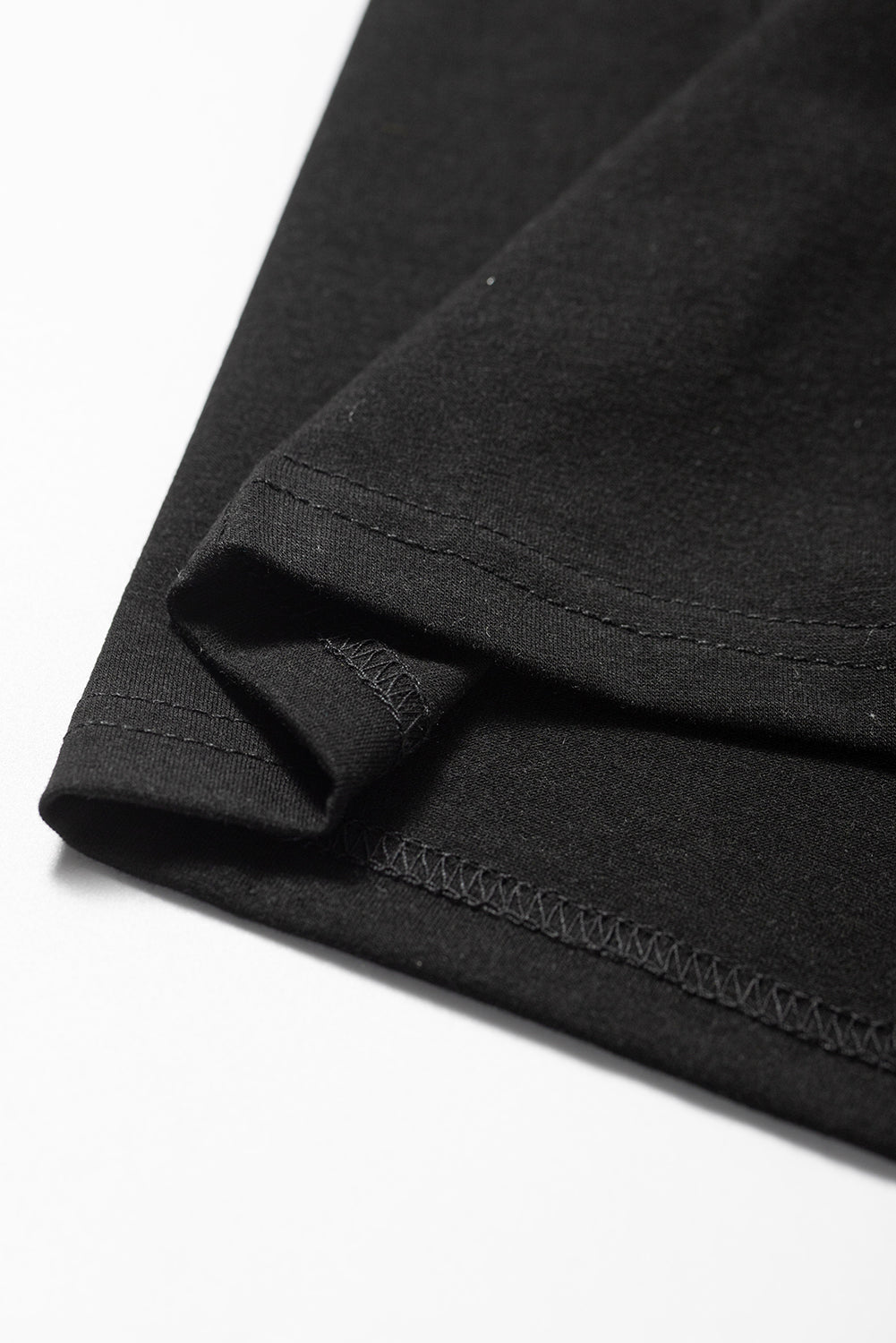 Vestido camisero plisado con mangas abullonadas y cuello con muescas en color negro