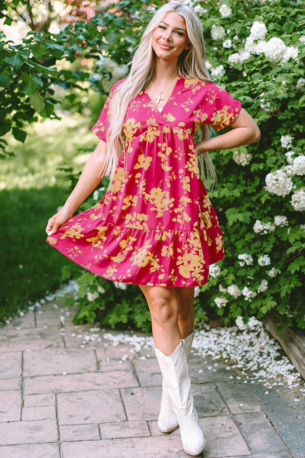 Vestido corto con volantes, escote cruzado y manga corta con estampado floral en rosa