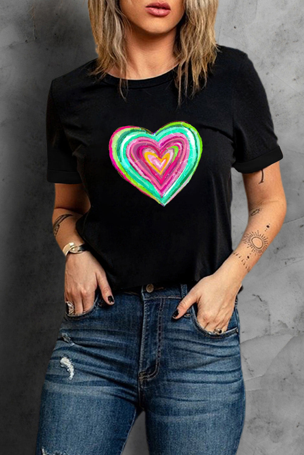 Camiseta de manga corta con cuello redondo y corazón