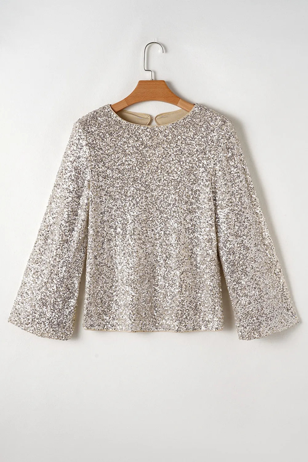 Blusa de manga larga con escote redondo y lentejuelas recortadas