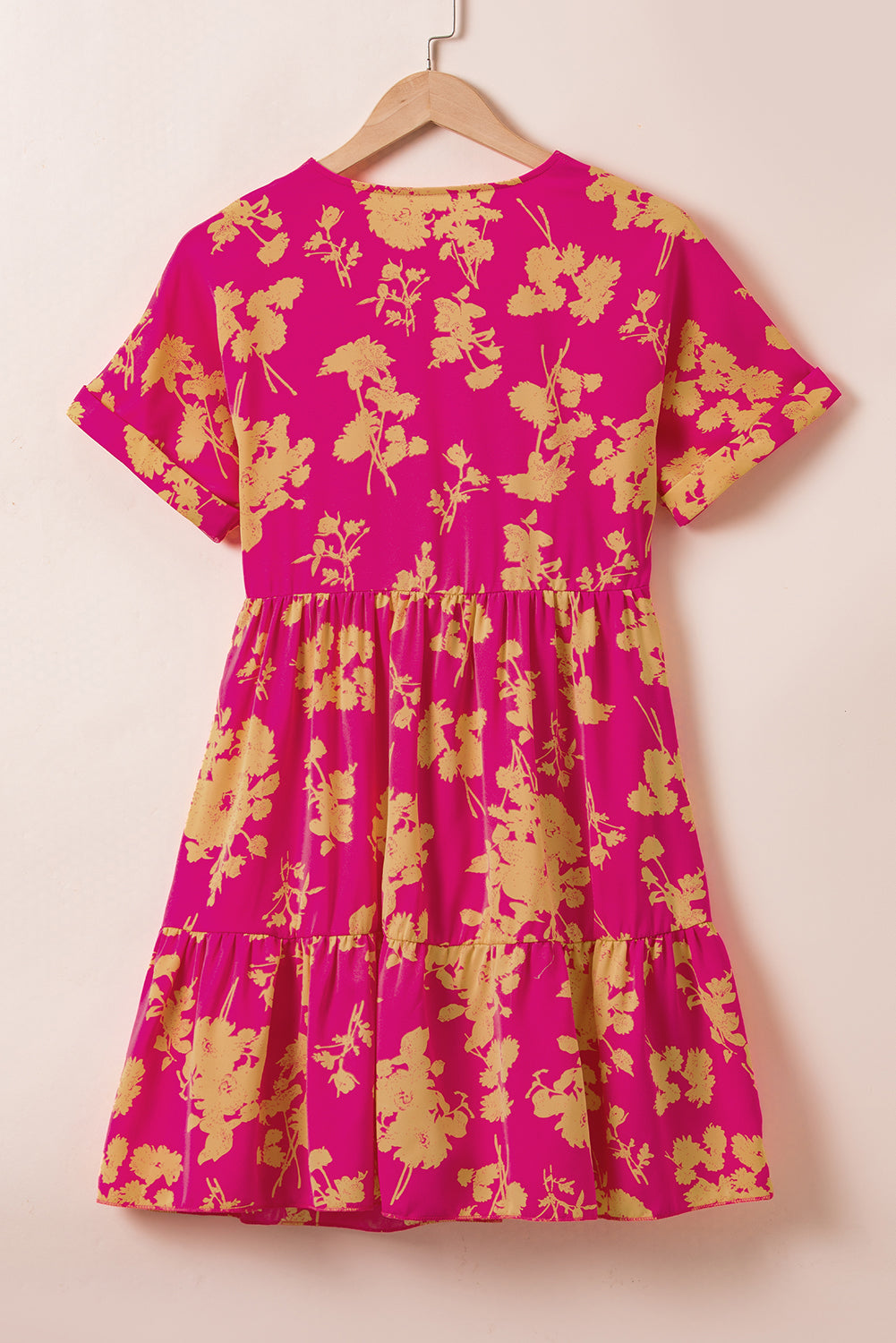 Vestido corto con volantes, escote cruzado y manga corta con estampado floral en rosa