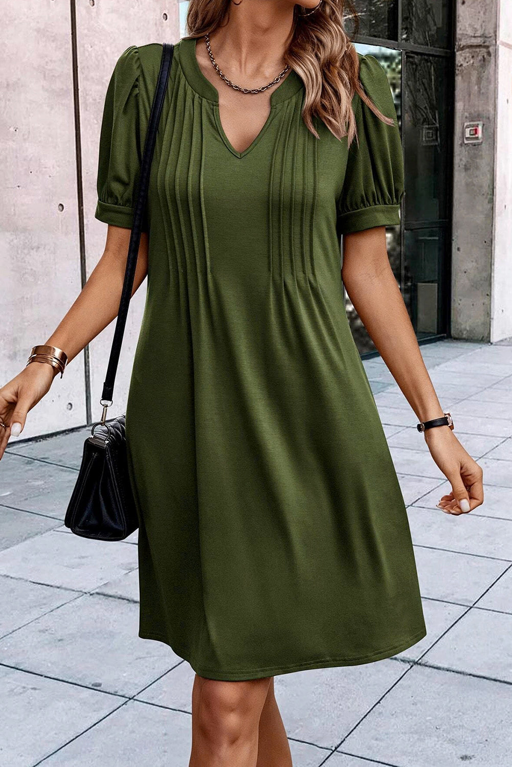 Vestido camisero plisado con mangas abullonadas y cuello con muescas en color negro