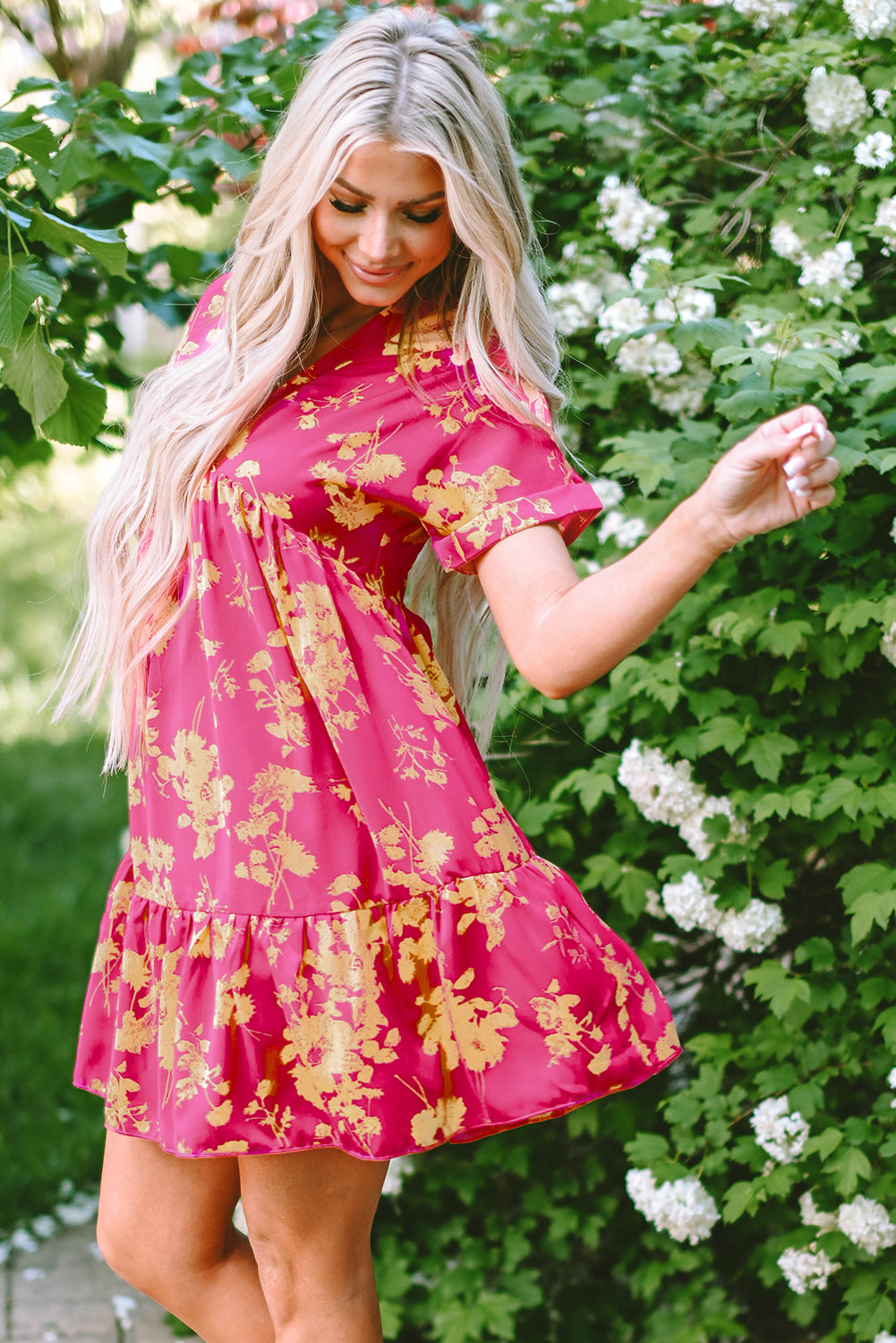Vestido corto con volantes, escote cruzado y manga corta con estampado floral en rosa