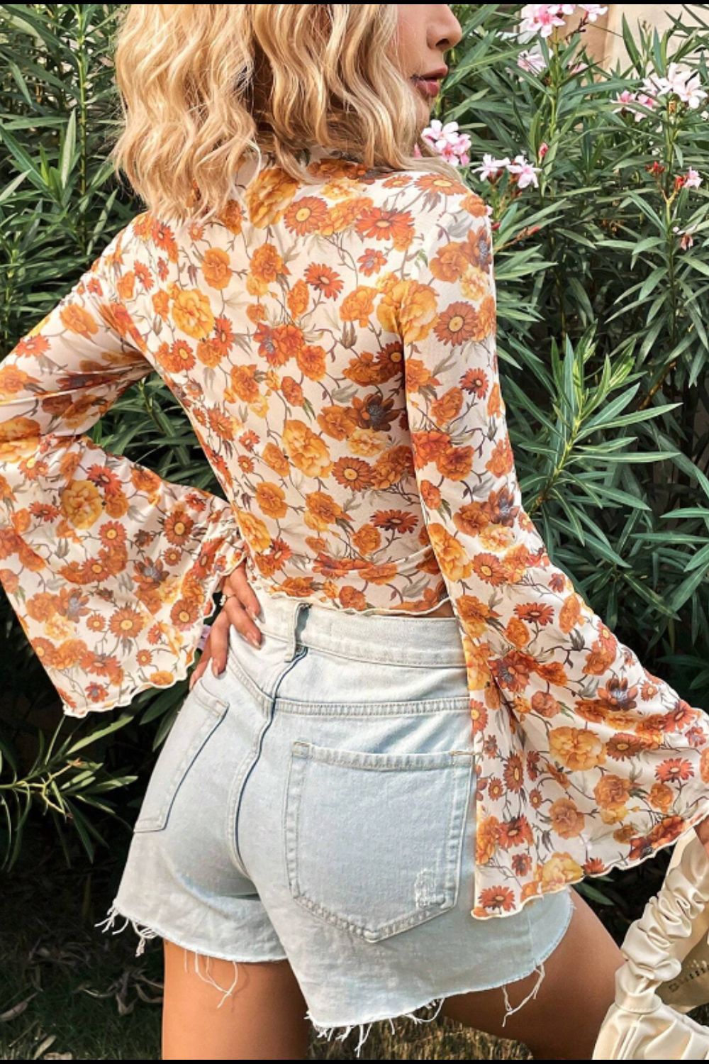 Blusa estampada con cuello alto y mangas acampanadas