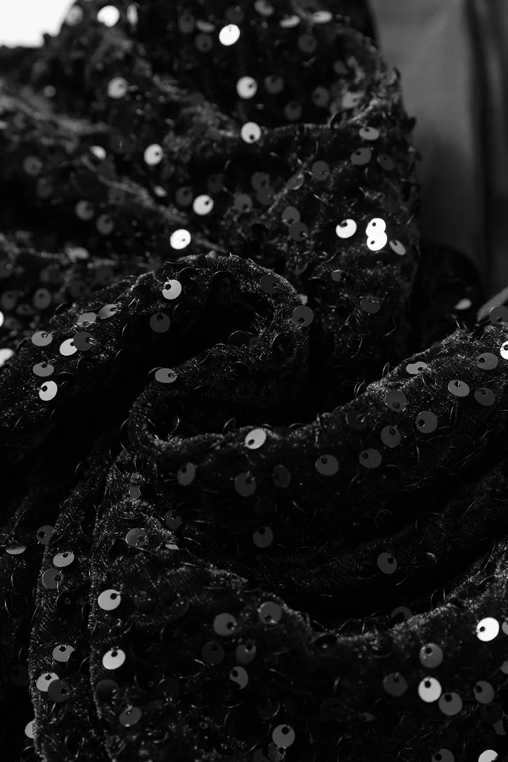 Vestido mini de manga larga con cuello redondo y lentejuelas