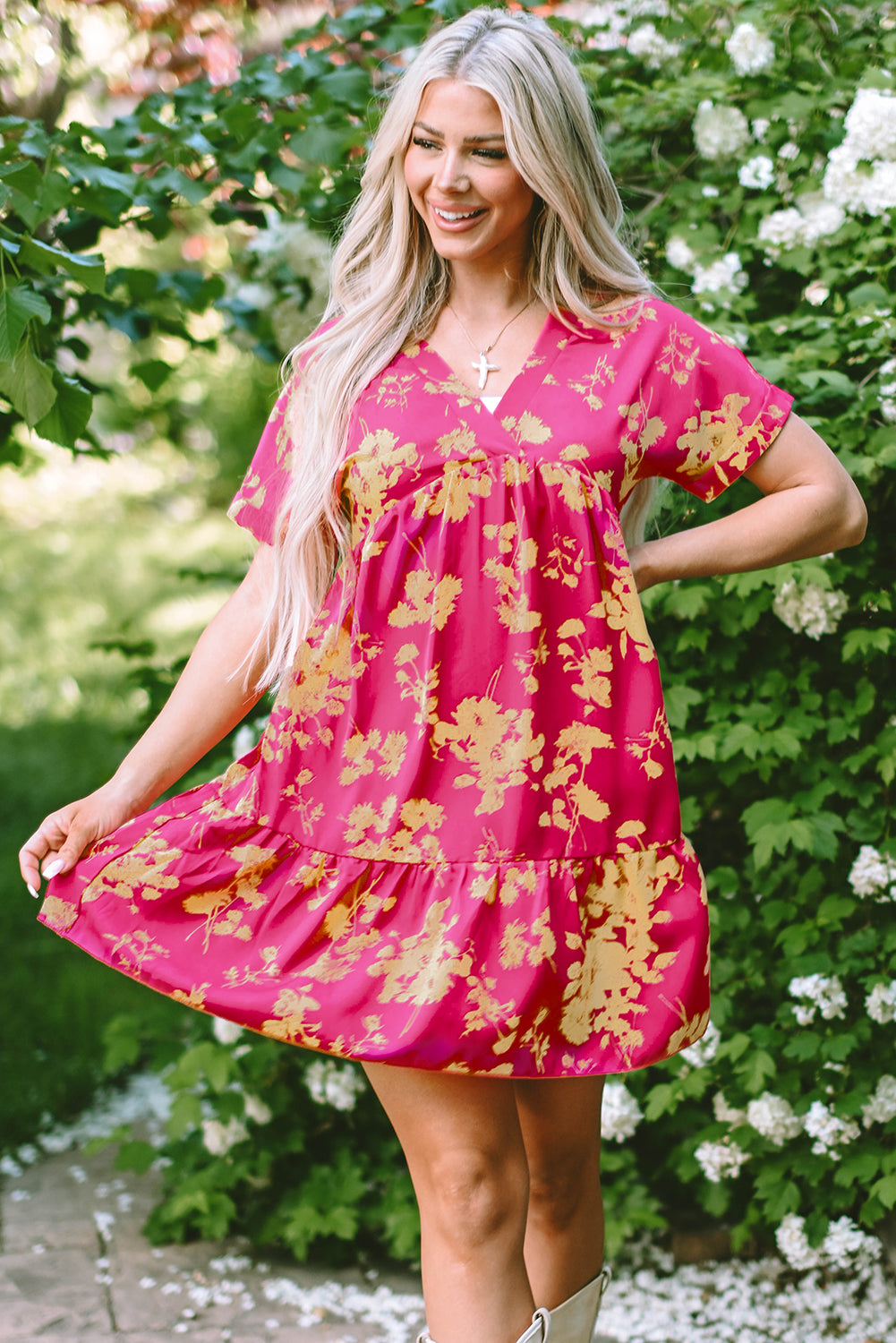 Vestido corto con volantes, escote cruzado y manga corta con estampado floral en rosa
