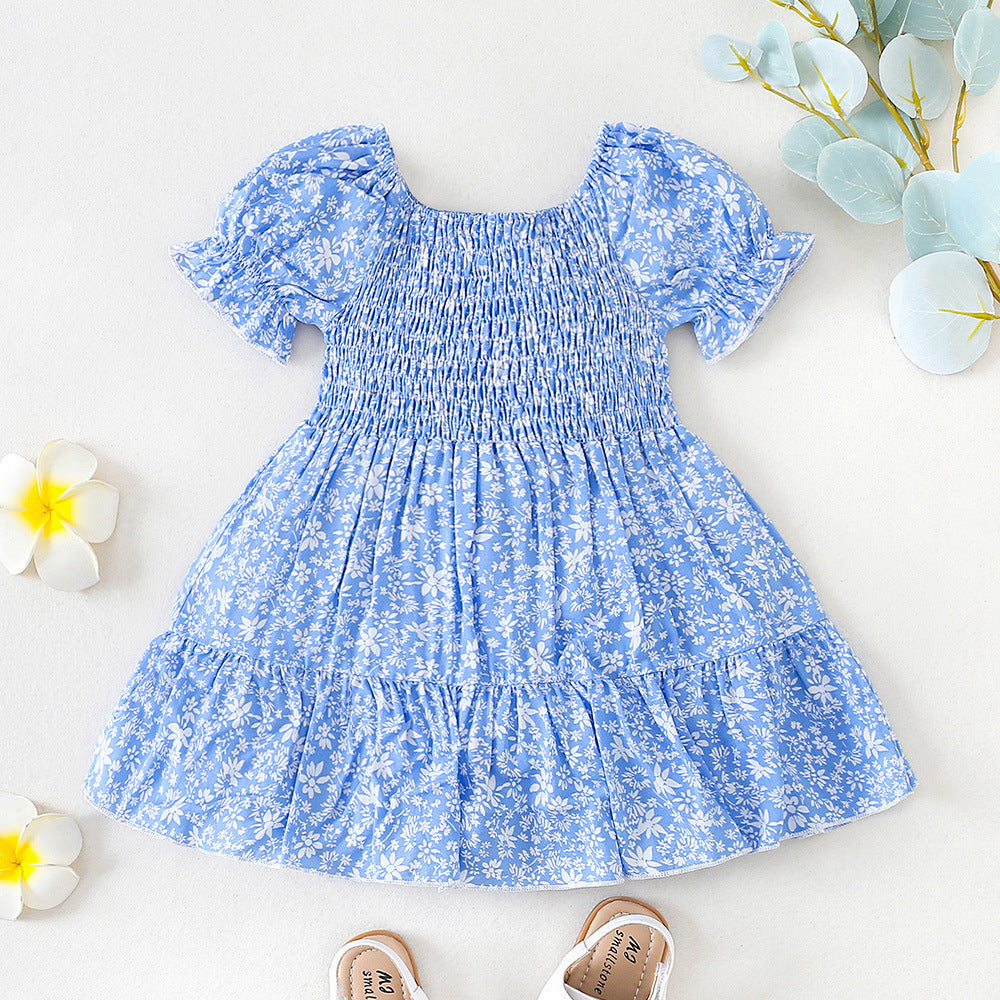 Vestido de niña con costuras florales