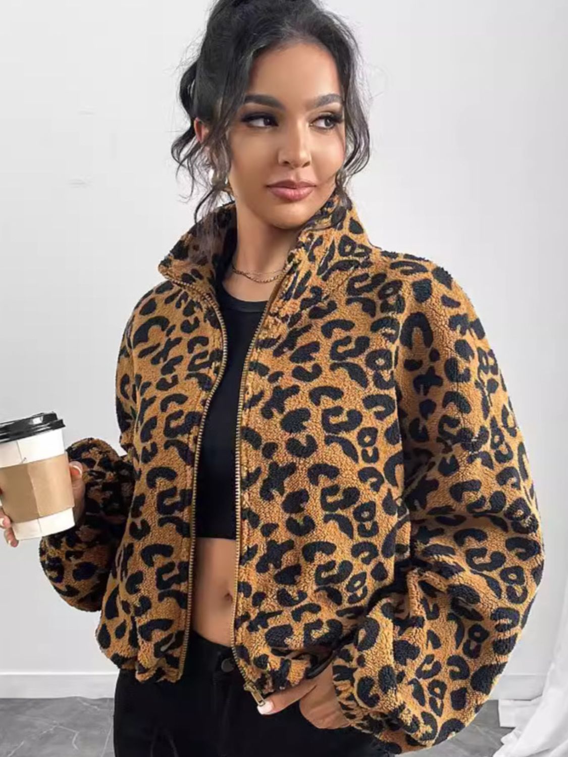 Chaqueta de manga larga con cremallera y estampado de leopardo