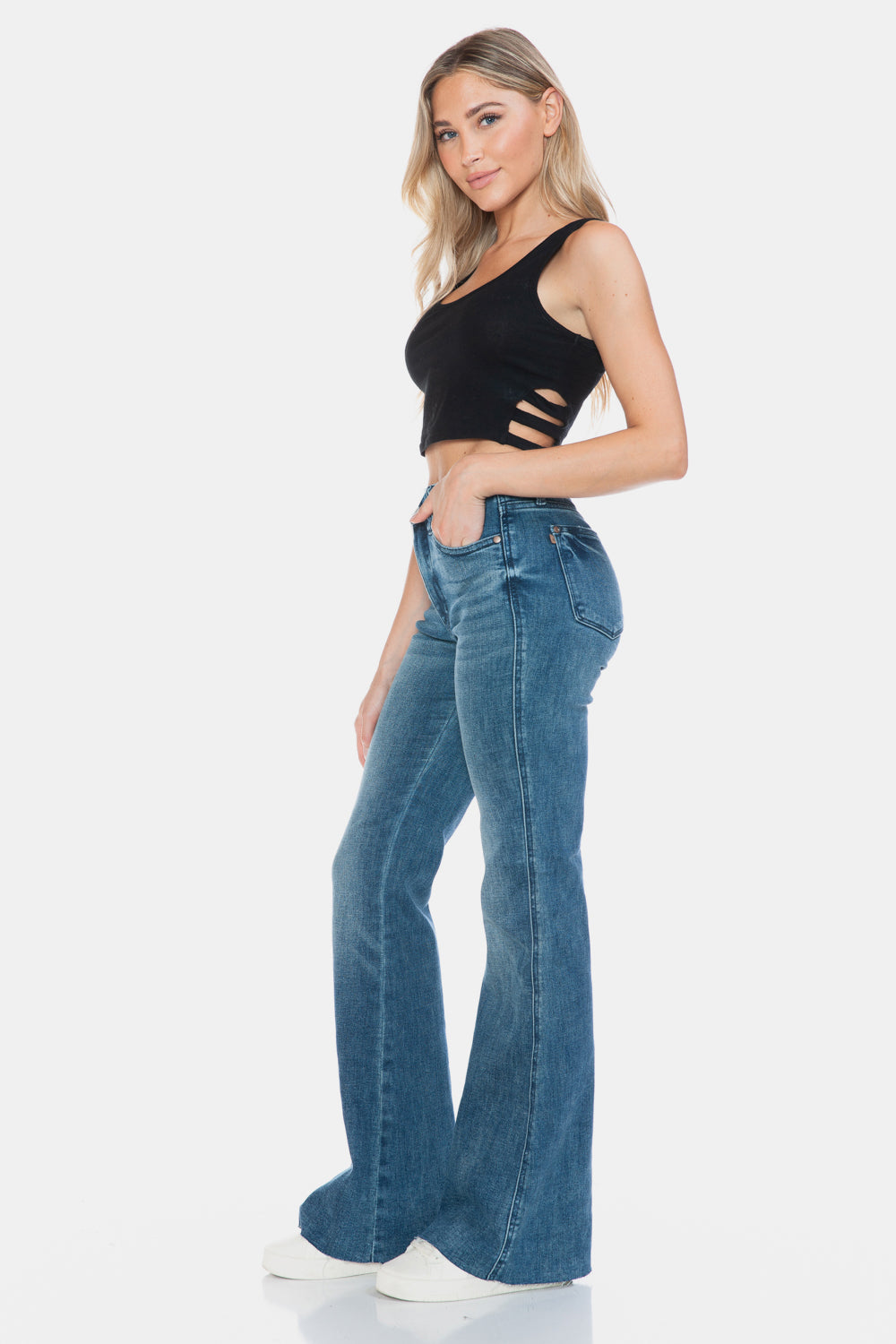 Vaqueros acampanados con corte en el dobladillo y control de abdomen de talla grande de Judy Blue