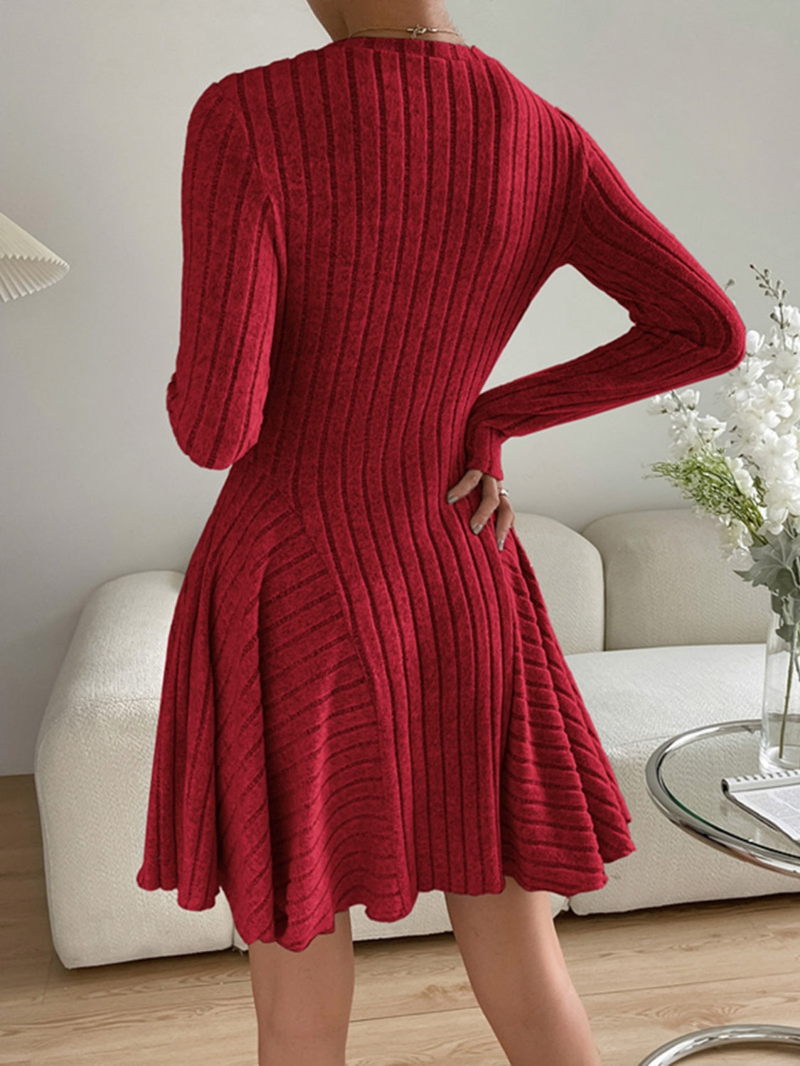 Vestido de manga larga con cuello redondo y canalé