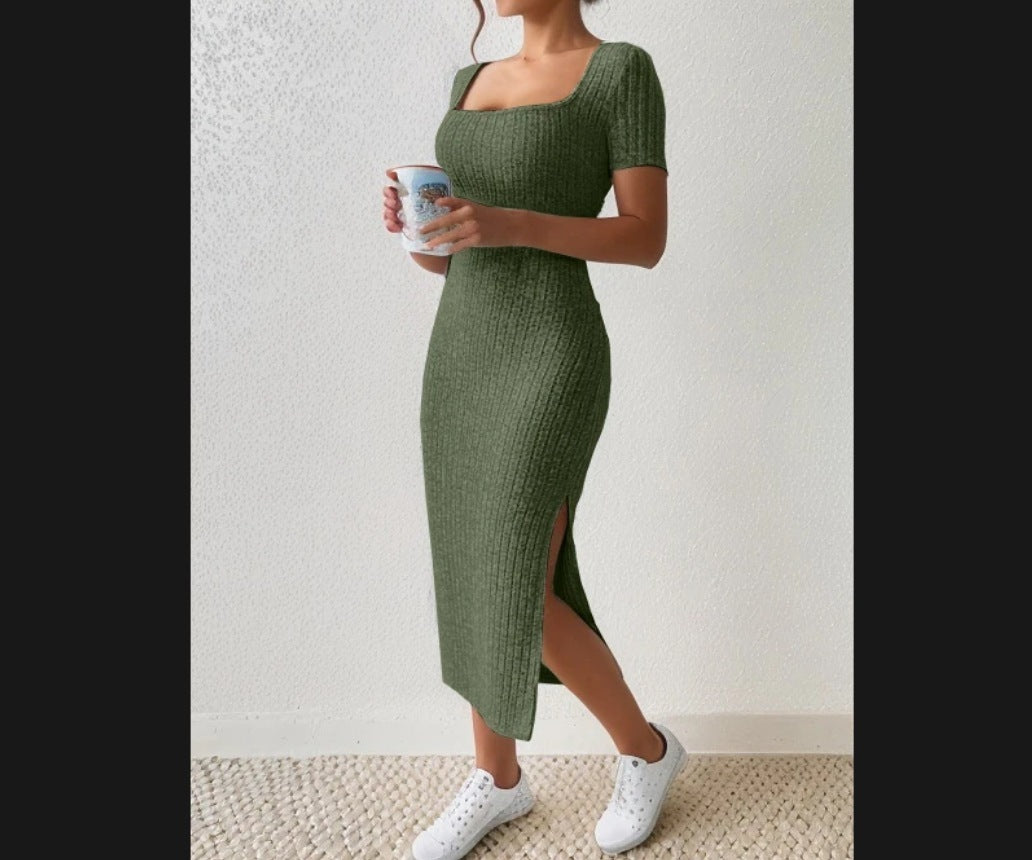 Vestido de punto acanalado con aberturas laterales y cuello cuadrado