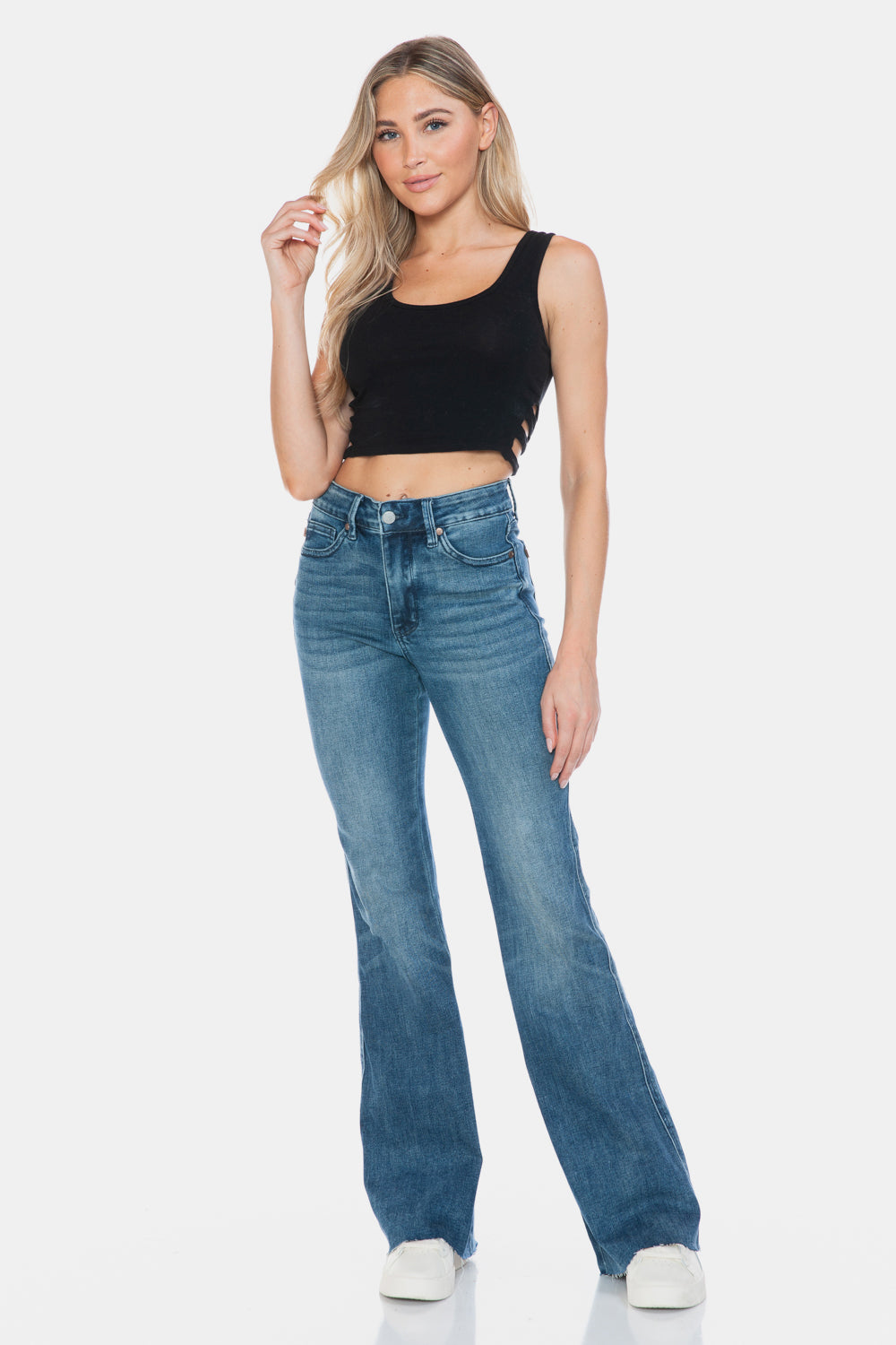 Vaqueros acampanados con corte en el dobladillo y control de abdomen de talla grande de Judy Blue