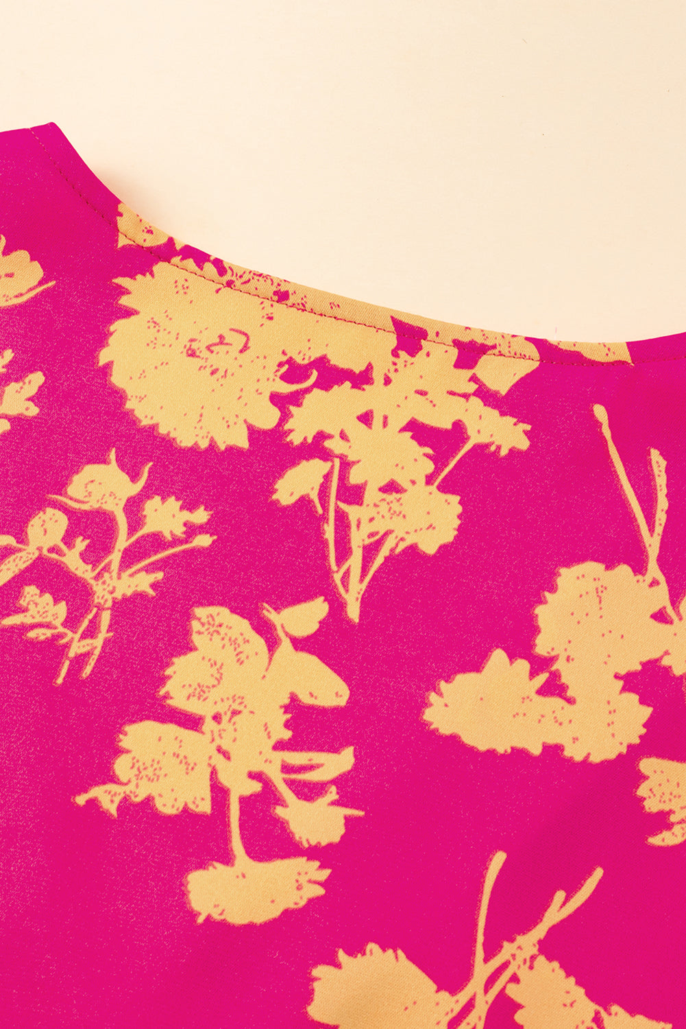 Vestido corto con volantes, escote cruzado y manga corta con estampado floral en rosa