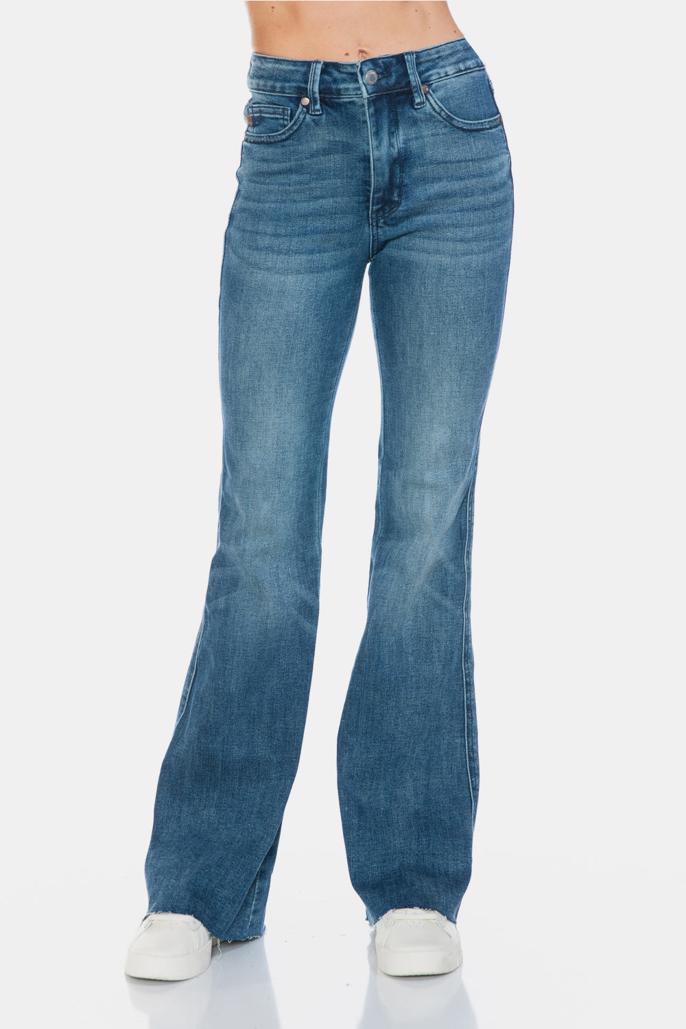 Vaqueros acampanados con corte en el dobladillo y control de abdomen de talla grande de Judy Blue