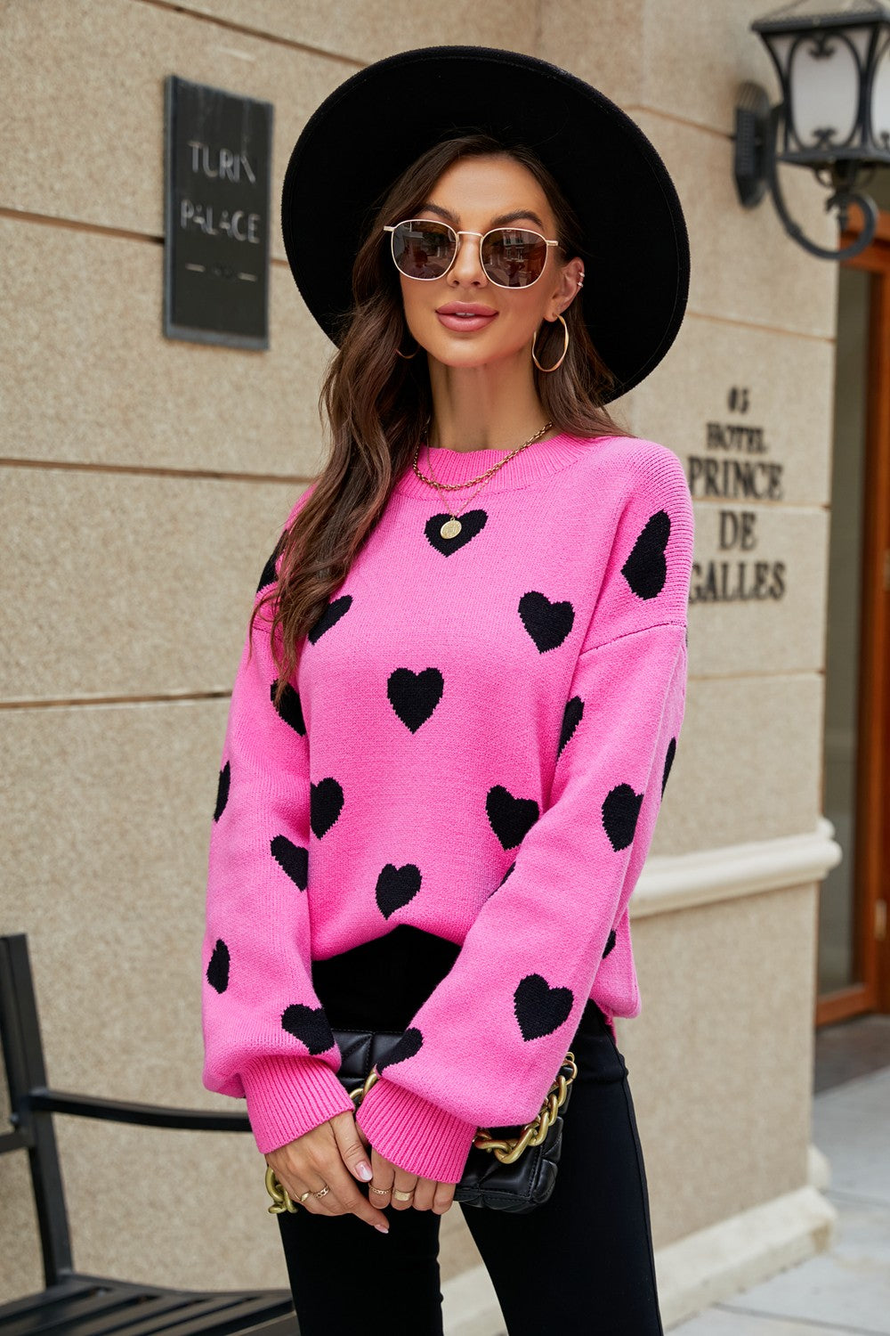 Suéter tipo túnica con cuello redondo y mangas abullonadas con estampado de corazón tejido a la derecha