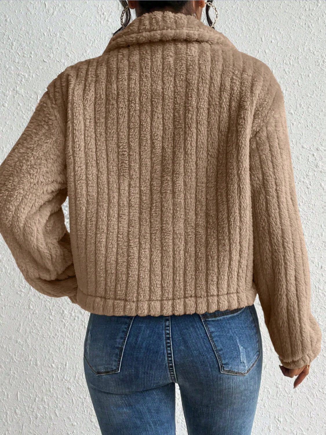 Chaqueta abotonada con cuello peludo