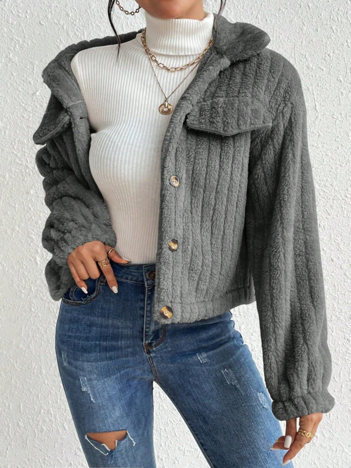 Chaqueta abotonada con cuello peludo