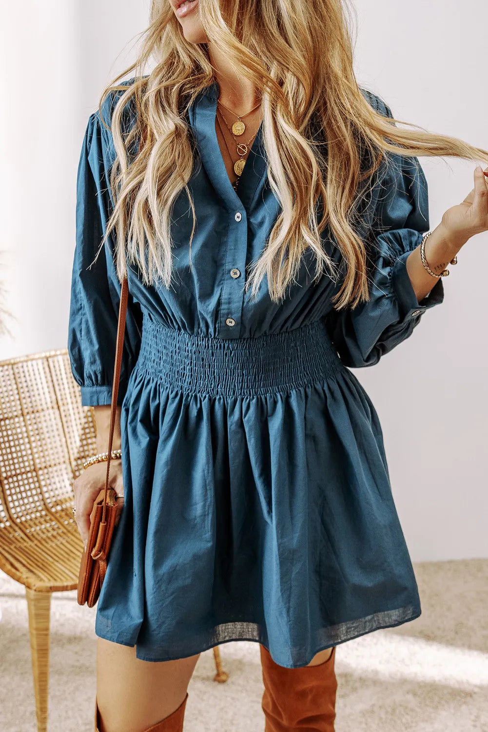 Vestido mini fruncido con mangas tres cuartos y medio botón