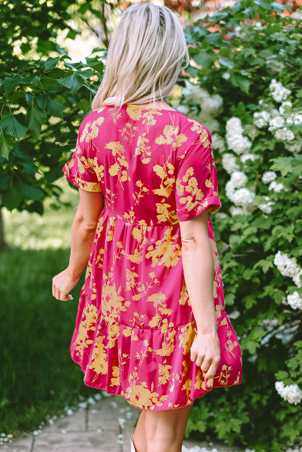 Vestido corto con volantes, escote cruzado y manga corta con estampado floral en rosa