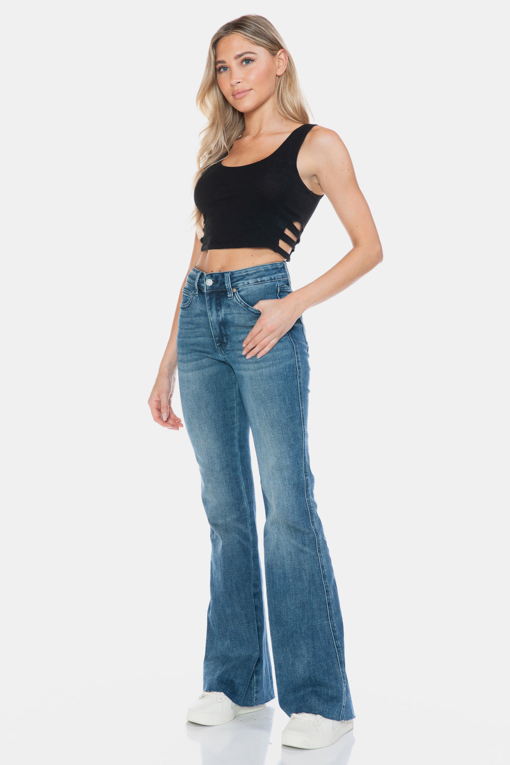 Vaqueros acampanados con corte en el dobladillo y control de abdomen de talla grande de Judy Blue