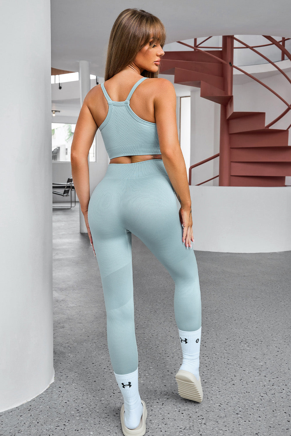 Conjunto de pantalón y top deportivo con tirantes cortos