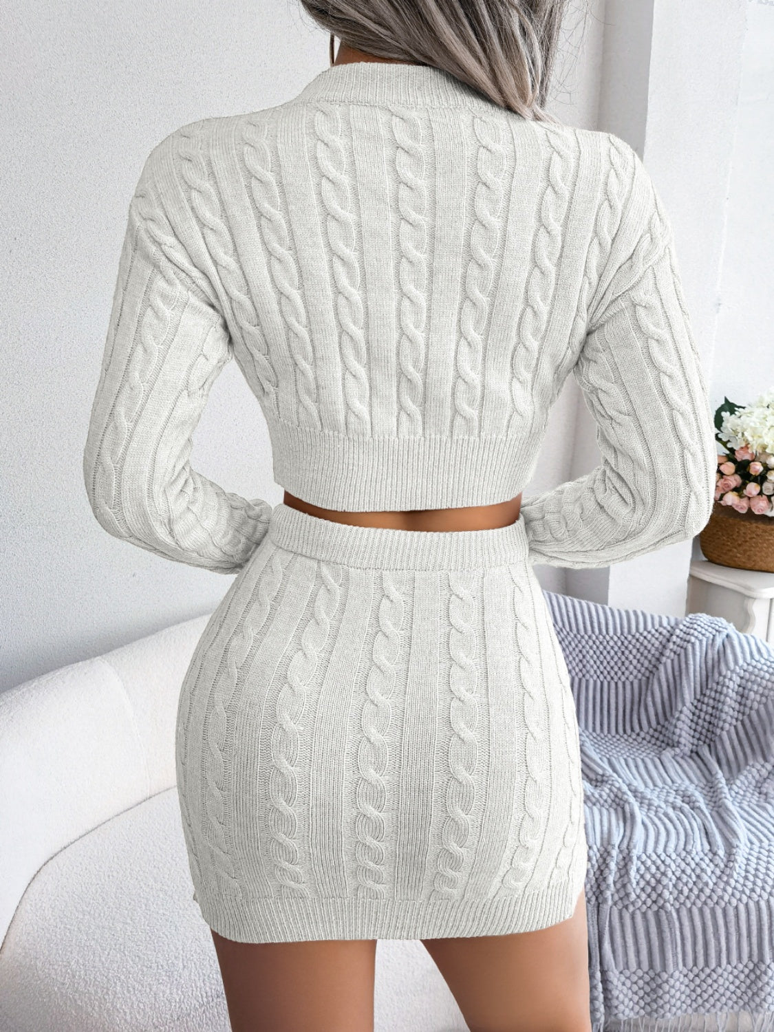 Conjunto de suéter y falda con cuello redondo y tejido de cable