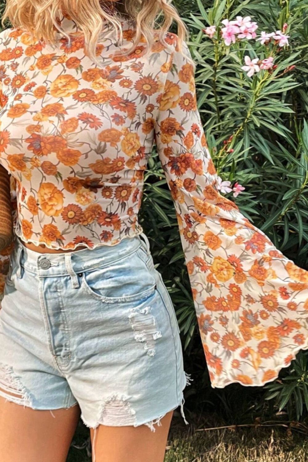 Blusa estampada con cuello alto y mangas acampanadas