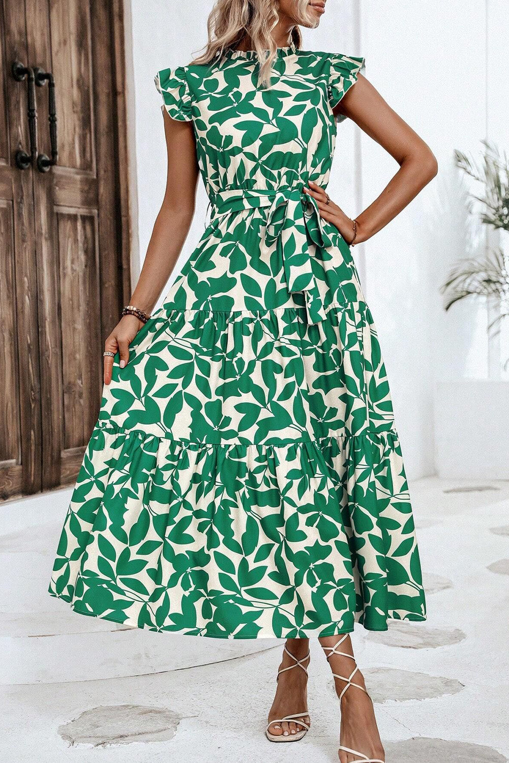 Vestido sin mangas con cintura alta, cuello alto, volantes y estampado de hojas verdes