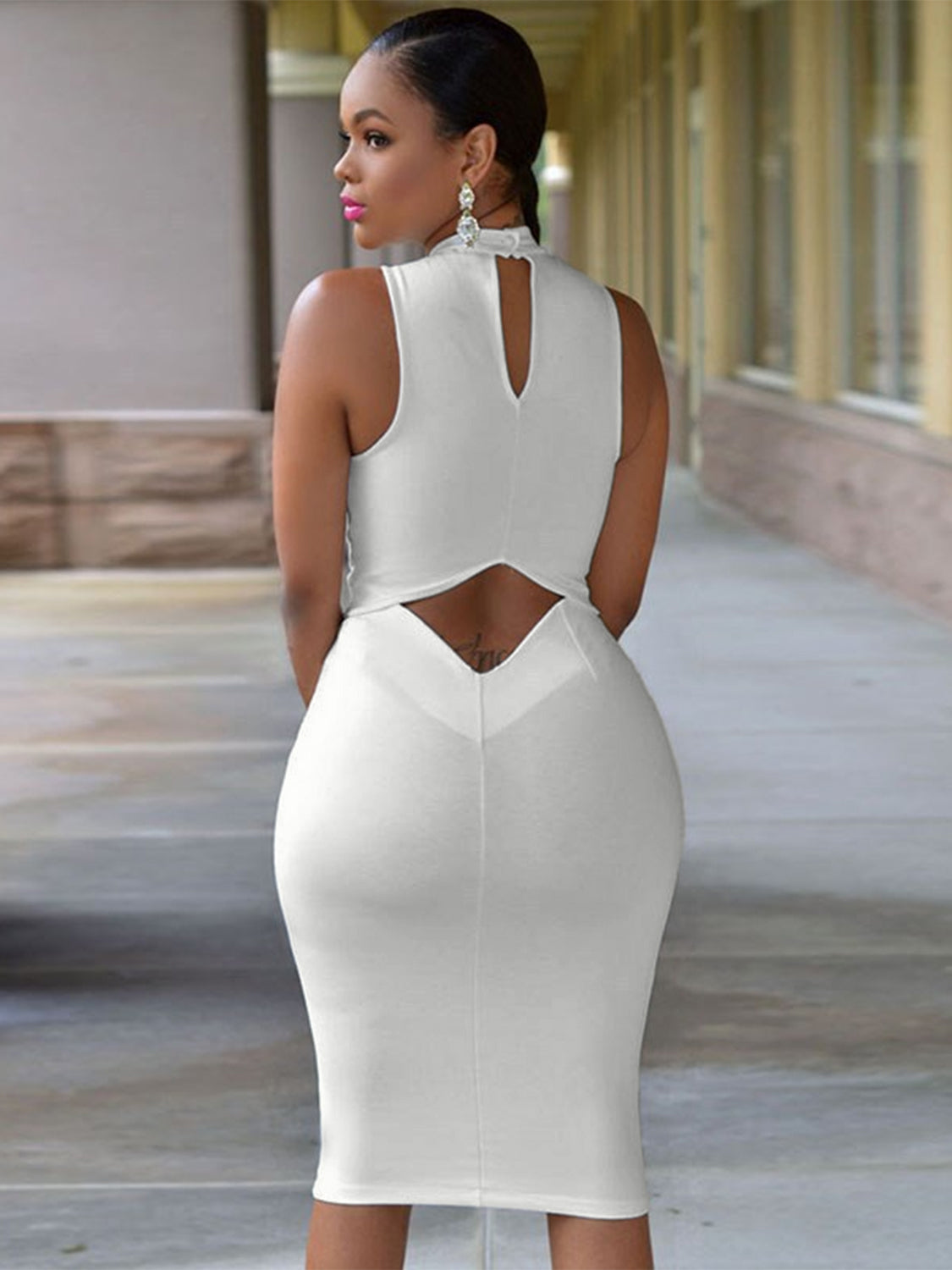 Vestido sin mangas con escote alto y aberturas
