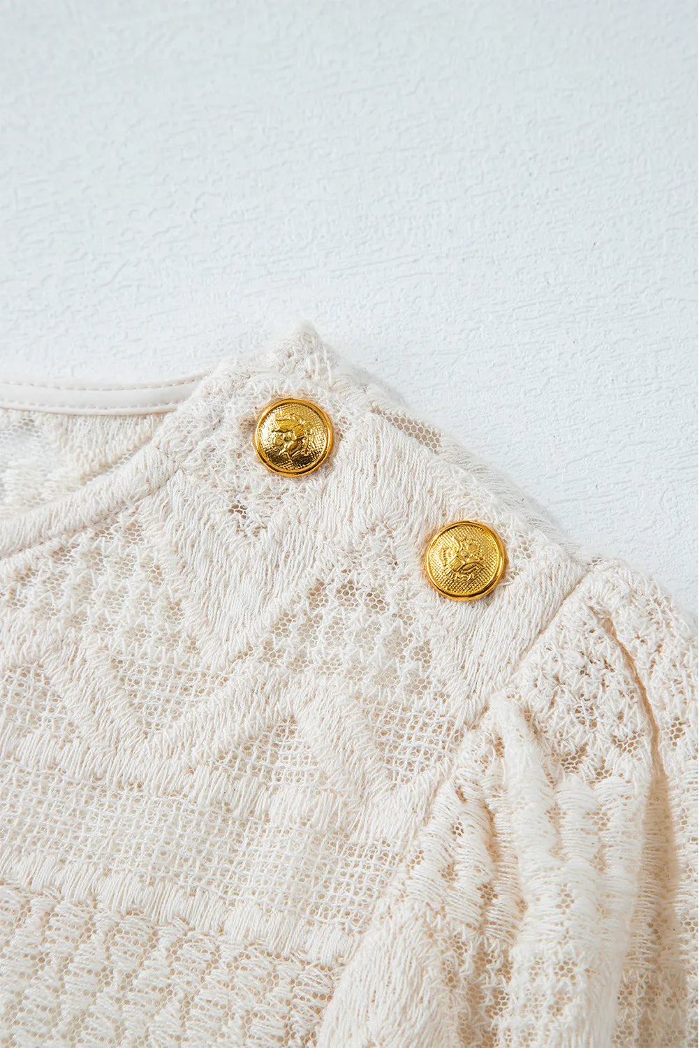 Blusa de encaje con cuello redondo y manga larga