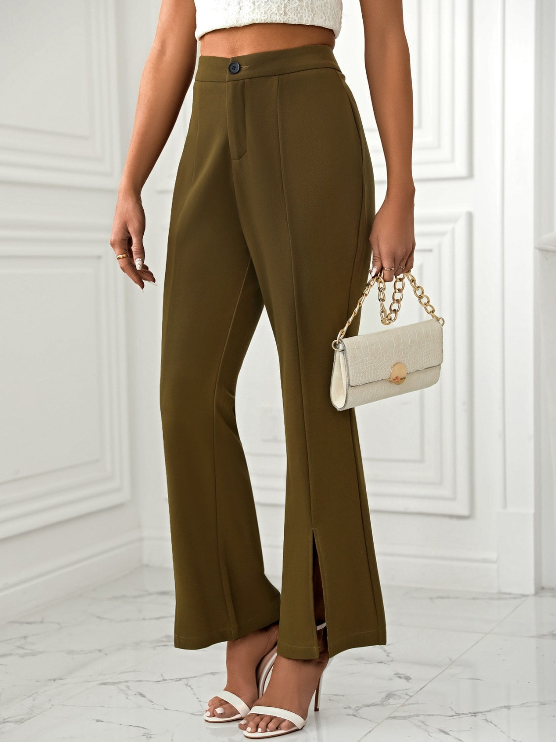 Pantalones acampanados con abertura y bolsillos
