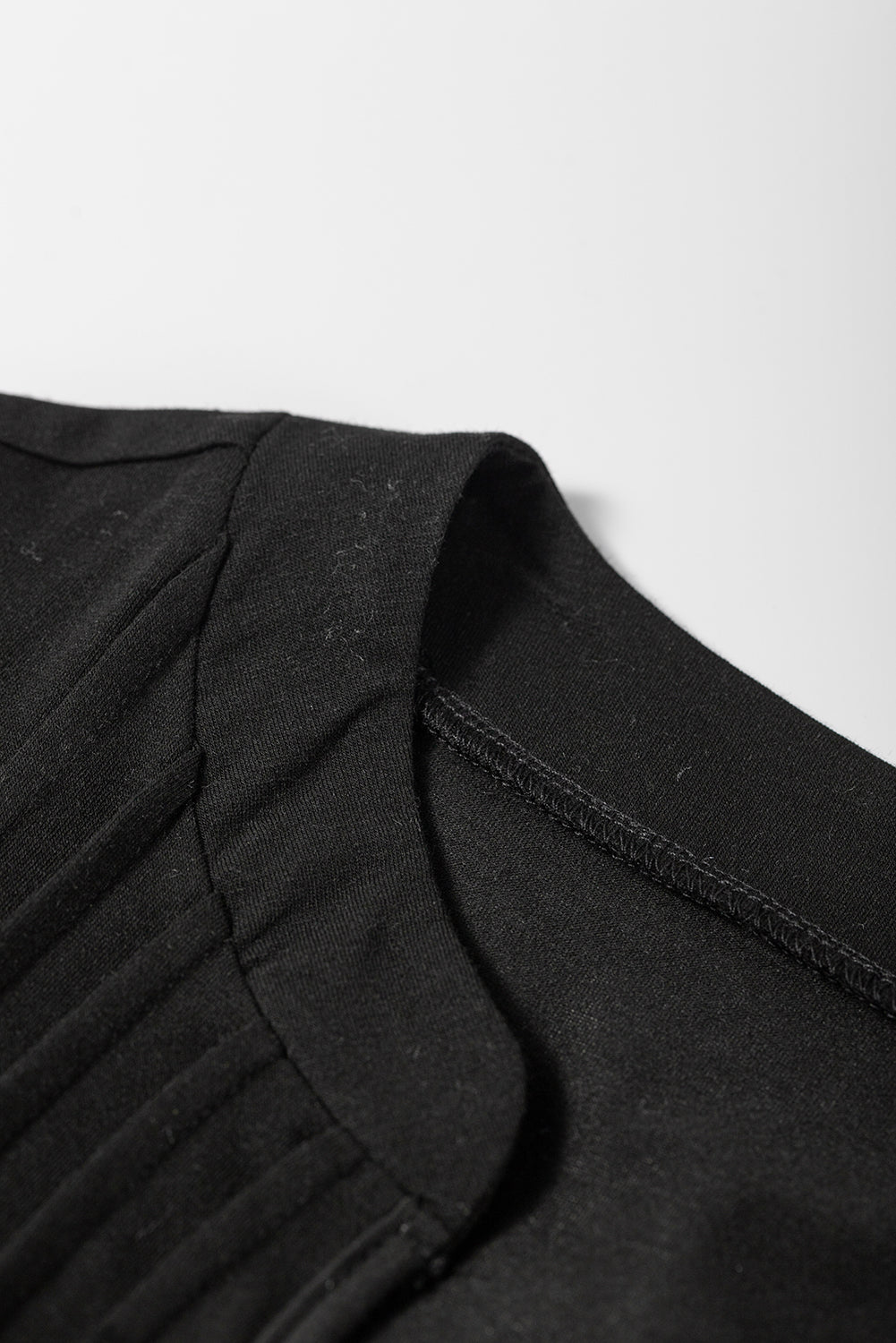 Vestido camisero plisado con mangas abullonadas y cuello con muescas en color negro
