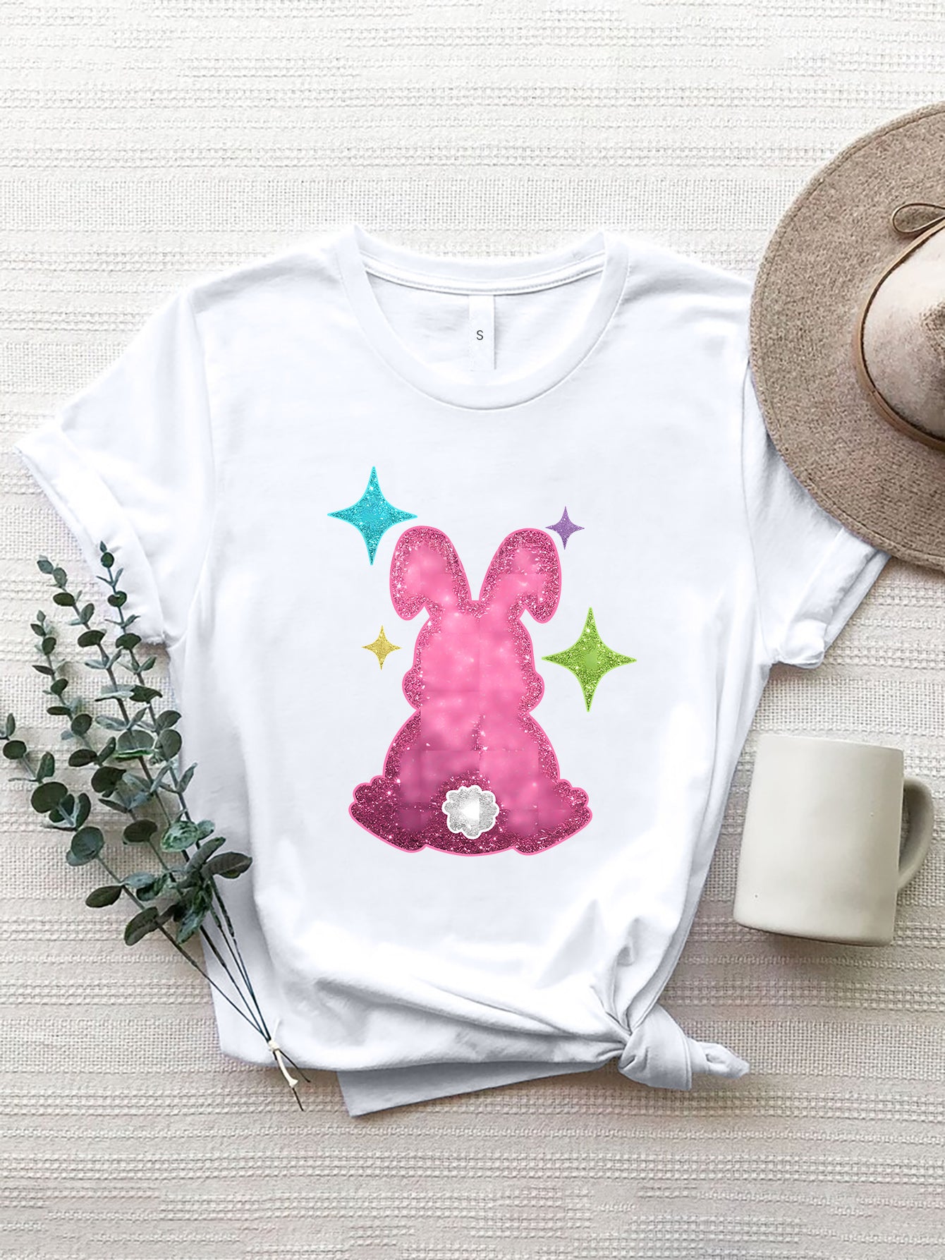 Camiseta de manga corta con cuello redondo y diseño de conejo