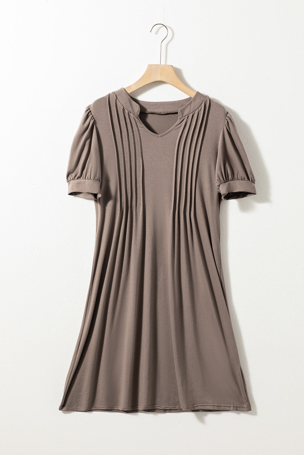 Vestido camisero plisado con mangas abullonadas y cuello con muescas en color negro