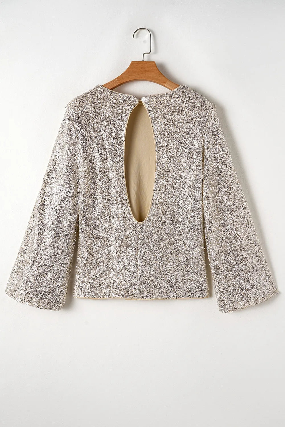 Blusa de manga larga con escote redondo y lentejuelas recortadas