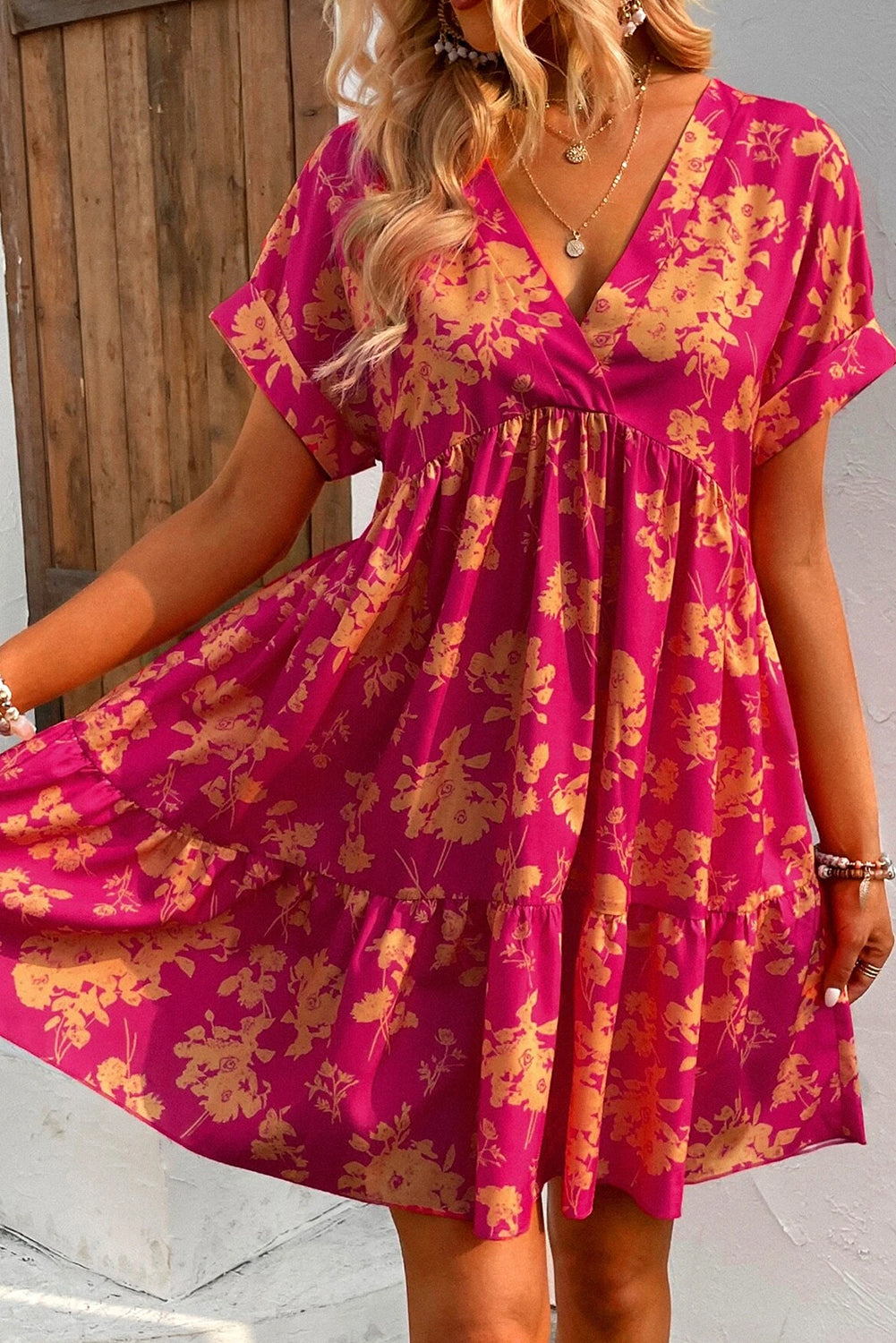 Vestido corto con volantes, escote cruzado y manga corta con estampado floral en rosa