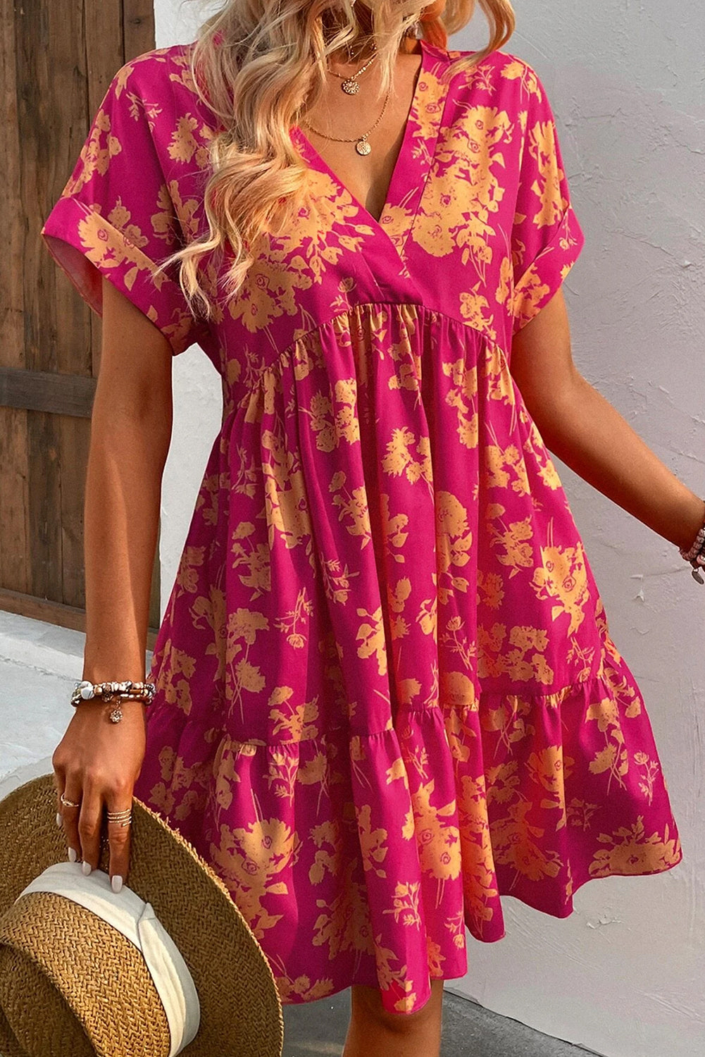 Vestido corto con volantes, escote cruzado y manga corta con estampado floral en rosa