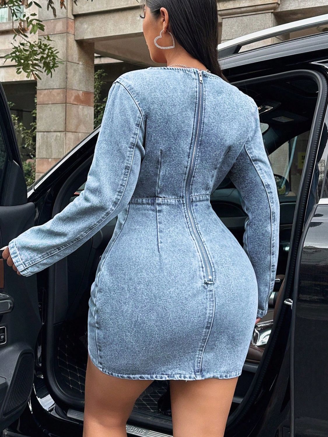 Vestido vaquero de manga larga con cuello cruzado