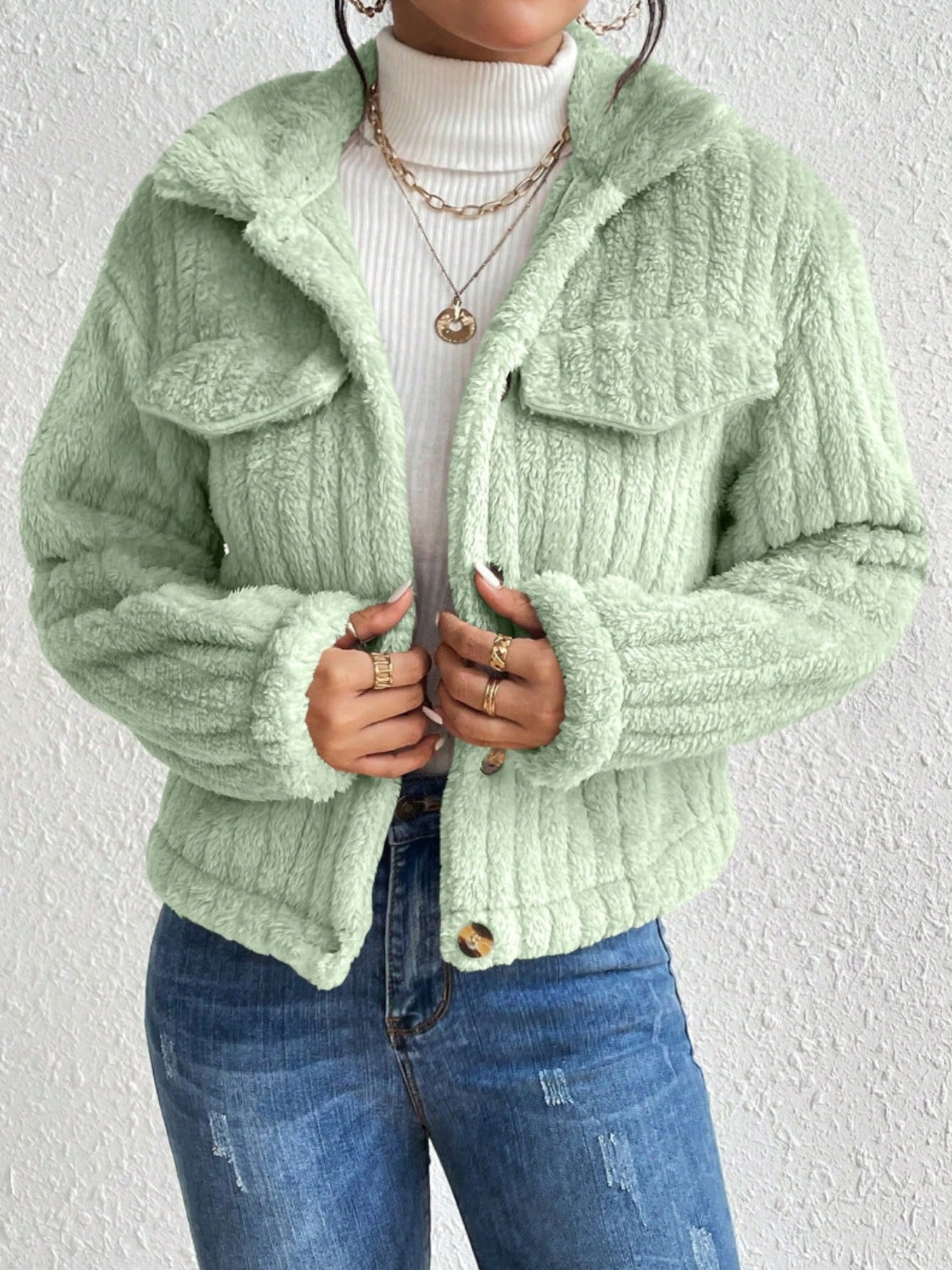 Chaqueta abotonada con cuello peludo