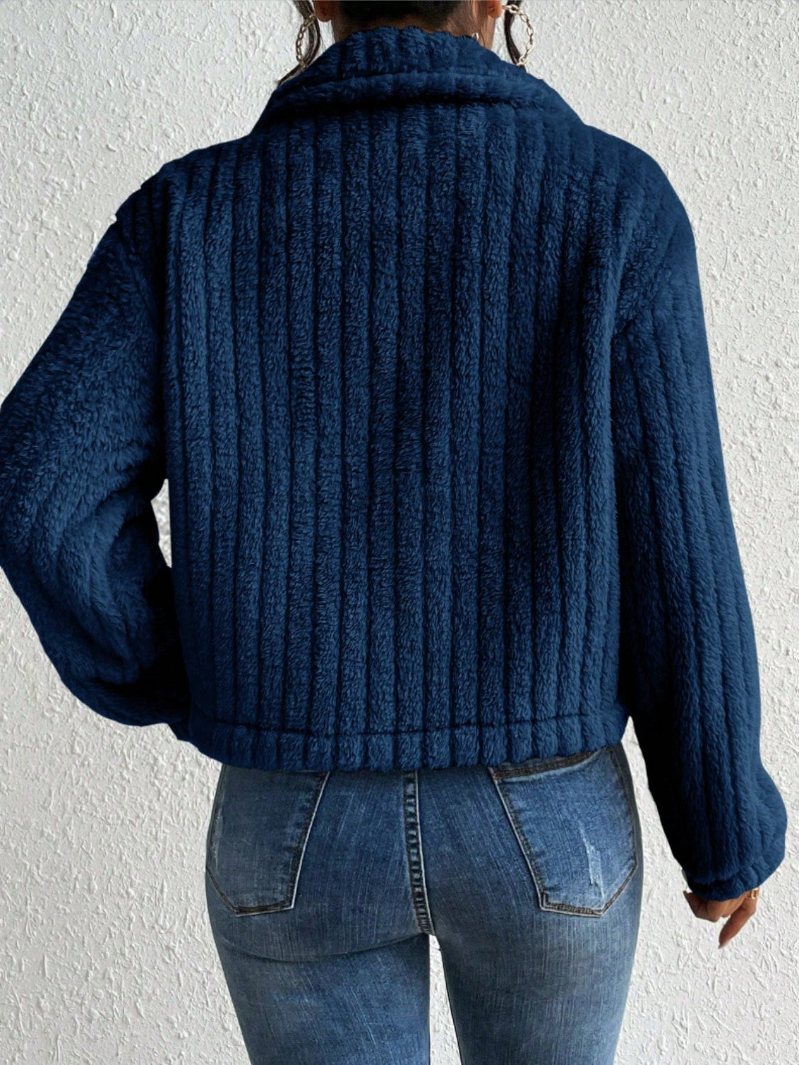 Chaqueta abotonada con cuello peludo