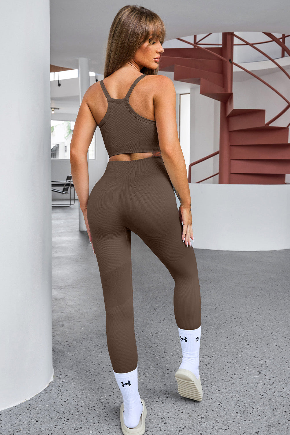 Conjunto de pantalón y top deportivo con tirantes cortos